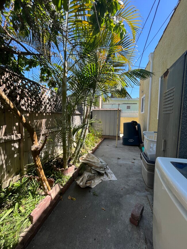Building Photo - 8944 San Juan Ave