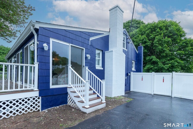 Building Photo - 23 Quotonset Ln