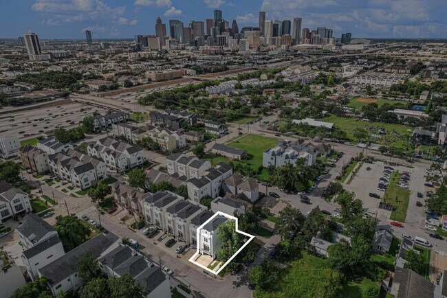 Building Photo - 2221 Francis St