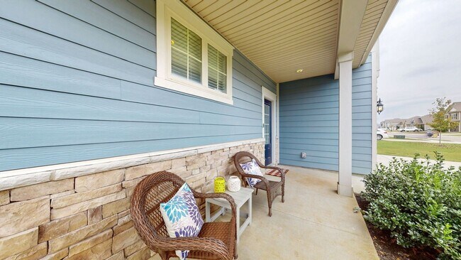 Building Photo - Gorgeous 4 BR 2.5 Bath in Westlawn! Minute...