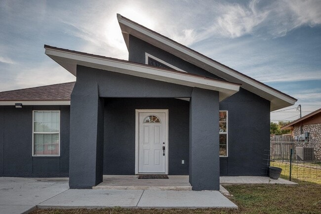 Building Photo - 605 E Adobe St