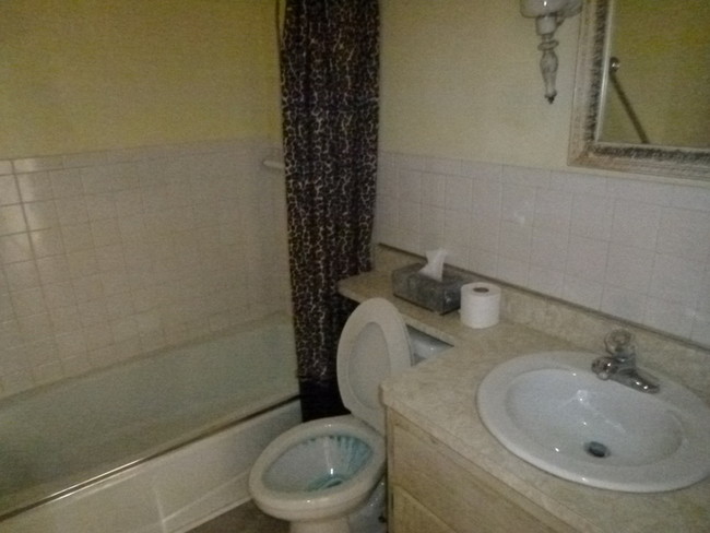 Building Photo - 2 Bedroom Duplex in Clinton