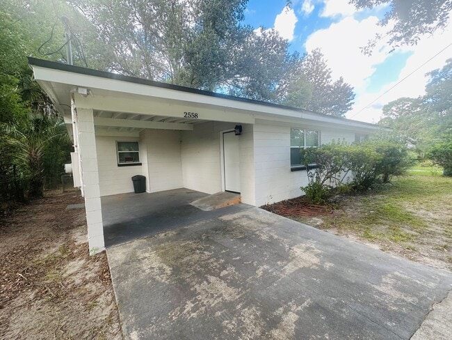 Building Photo - 2558 Spirea St