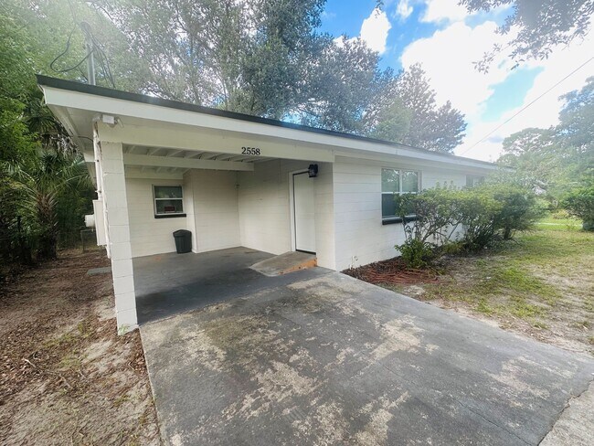 Foto del edificio - 2558 Spirea St