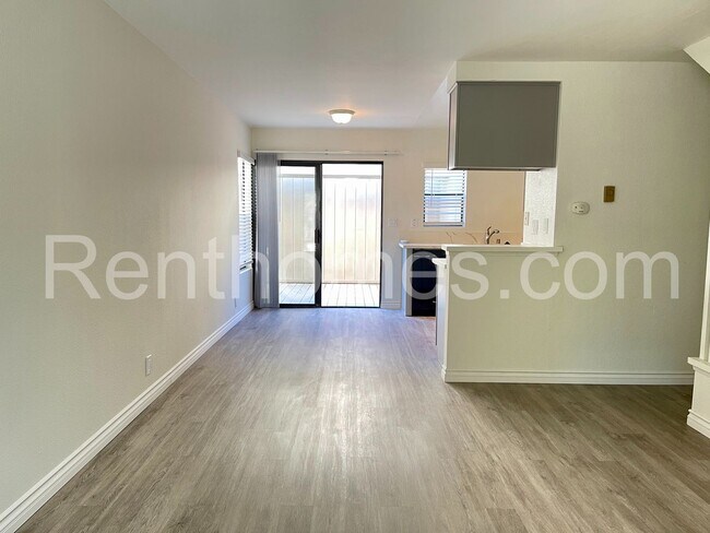 Foto del edificio - Clairemont, 2718-29 Ariane Drive -  Near Mission Bay, remodeled kitchen and bathroom!