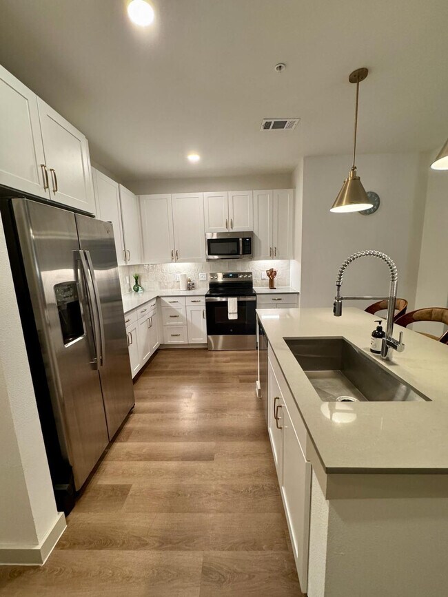 Building Photo - 1301 Leah Ave