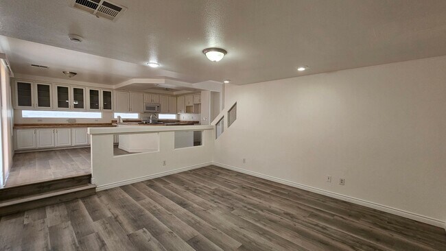 Foto del edificio - 4 Bedrooms near Silverado Ranch!