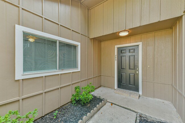 Building Photo - 745 Otter Creek Dr