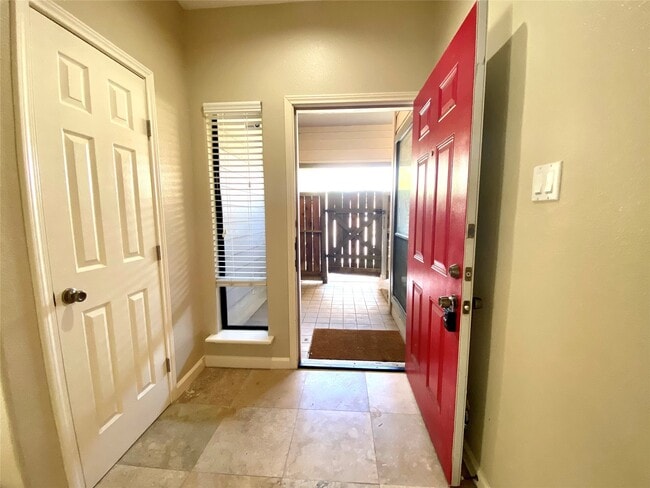 Building Photo - 2025 Augusta Dr