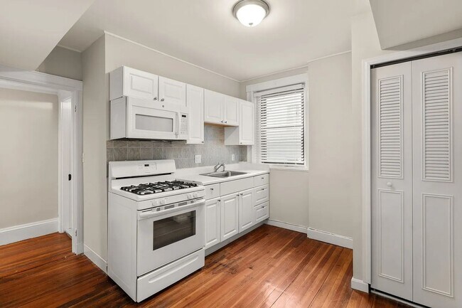 Freshly Painted Unit in brookline Village,... - Freshly Painted Unit in brookline Village,... Apartment