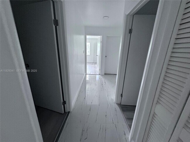 Foto del edificio - 15720 NW 44th Ct