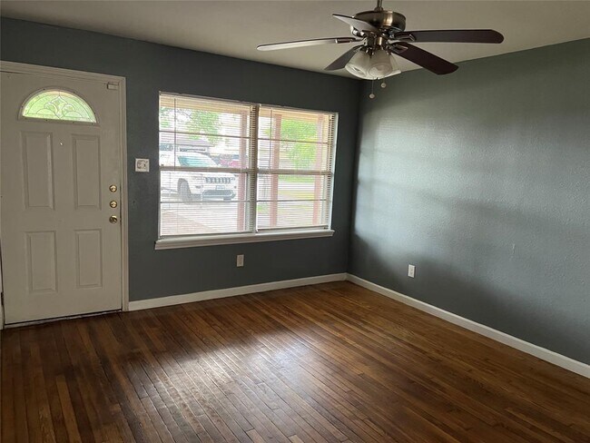 Building Photo - 917 Benbrook Dr