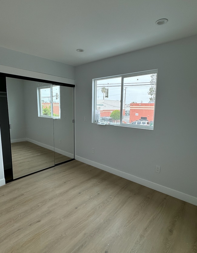 Foto del edificio - 18507 Burin Ave