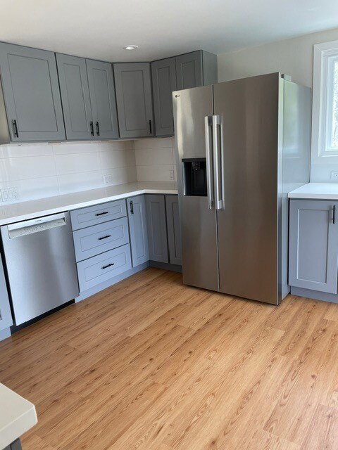 La cocina ha sido totalmente renovada con armarios, electrodomésticos, suelo y frigorífico de dos puertas completamente nuevos. - 101 Granlee Rd