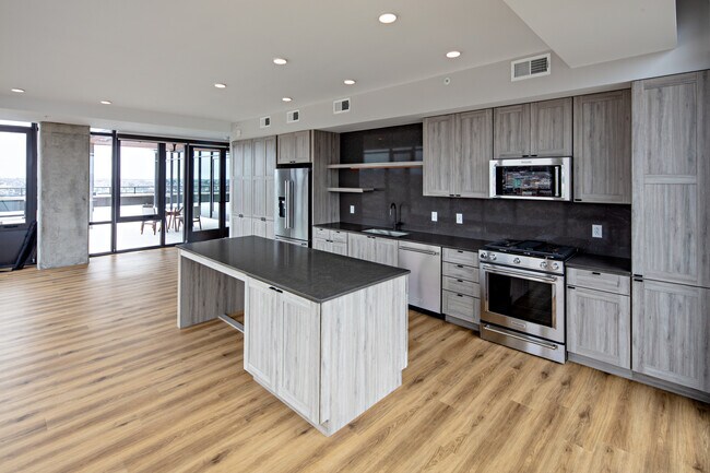 Building Photo - Avalon 555 President