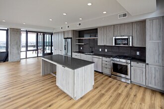 Building Photo - Avalon 555 President