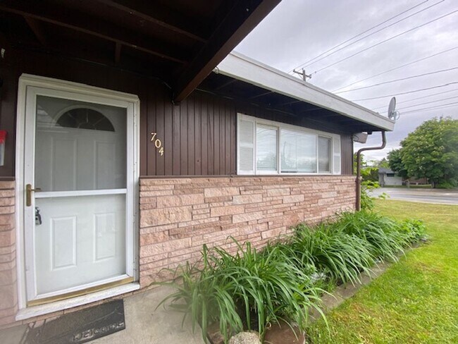 Building Photo - Fido-friendly Central Valley 2 bedroom dup...