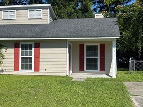Building Photo - 136 Village Ct