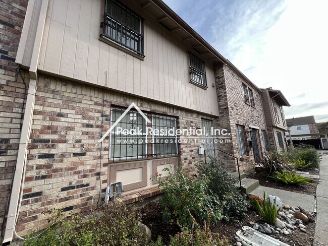 Foto del edificio - Spacious 3bd/1.5ba Townhouse near Franklin & Mack Road