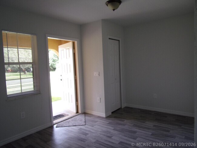 Building Photo - 1225 SW Milan Ln