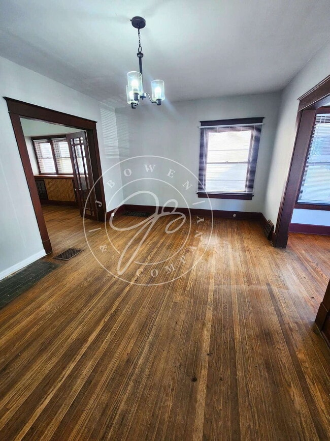 Foto del edificio - Very spacious lower 2 bedroom with separat...