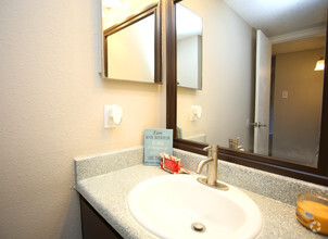 Marine Creek Apartments photo'