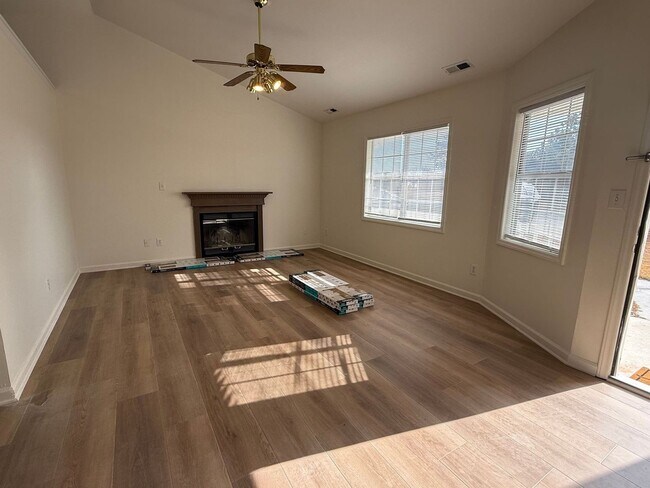 Foto del edificio - Charming 3 bedroom home in the Hubert area