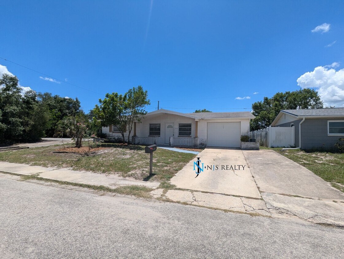 Foto principal - Must See 3/2/1 over 1000sf with tile/lamin...