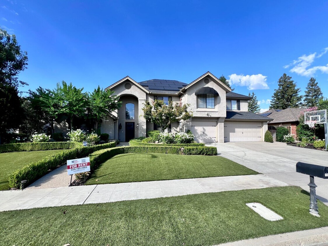Foto principal - $3,700 Cole & Millbrook, 4 Bedroom House -...
