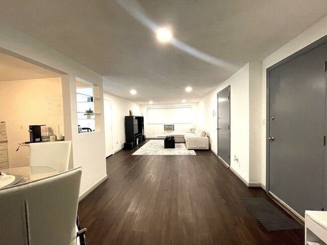 Foto del edificio - 1325 Worcester Rd