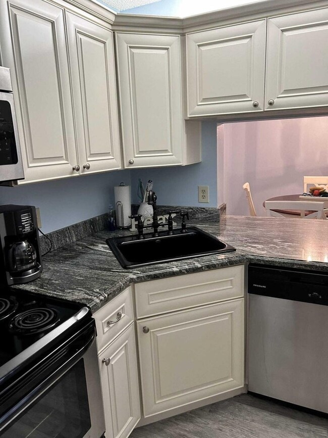 Building Photo - 209 Foxtail Dr