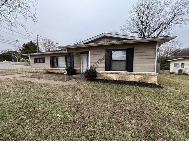 Building Photo - 1501 School Dr