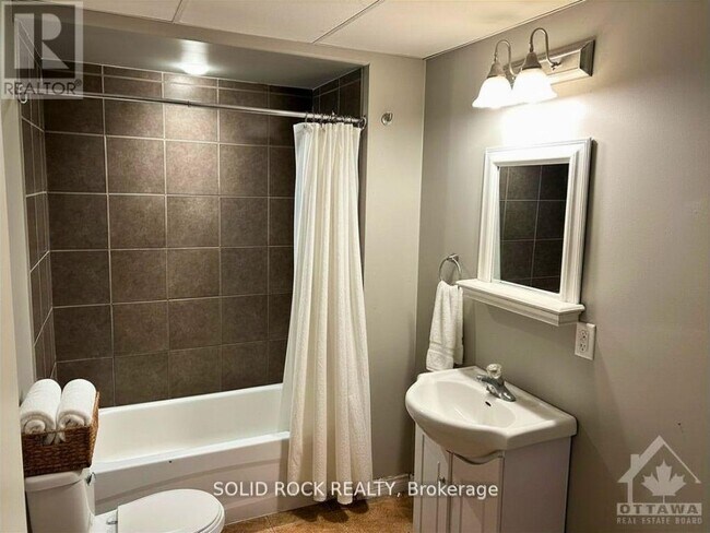 Photo du bâtiment - 44 Elgin St W