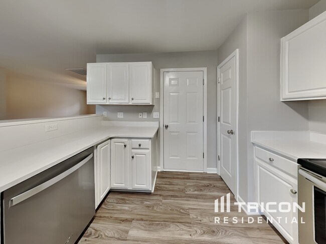 Building Photo - 9514 Parkridge Dr