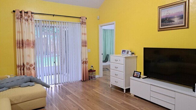 Foto del edificio - 13200 W Newberry Rd