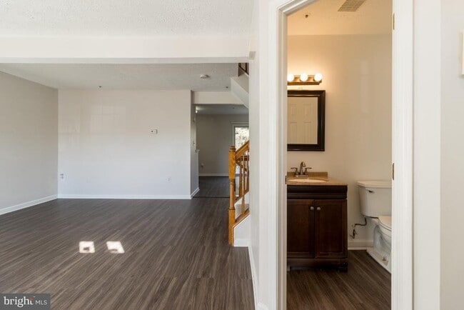 Building Photo - 150 Foxview Dr