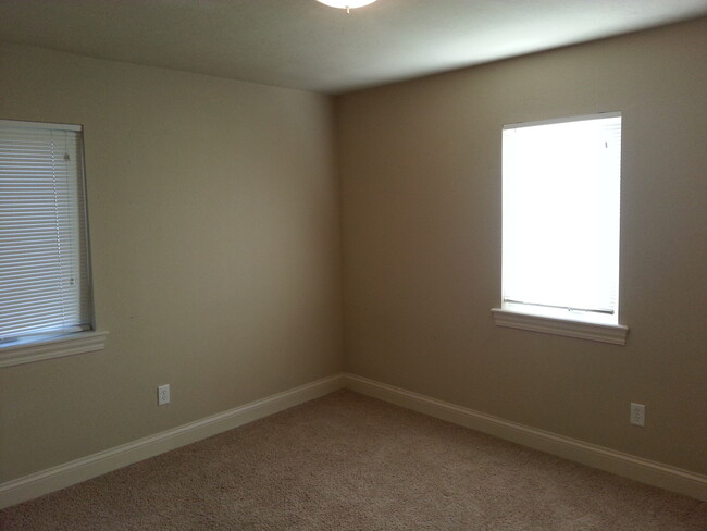 Building Photo - AVAILABLE FALL 2024!!  1 bedroom, 1 bath L...