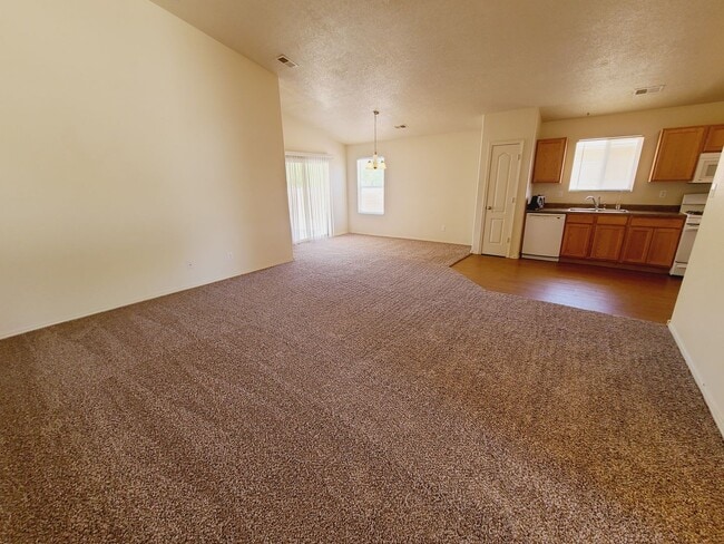 Building Photo - Cute 3 bed 2 bath home in Huning Ranch