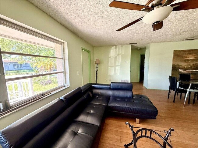 Foto del edificio - 11460 NW 37th St