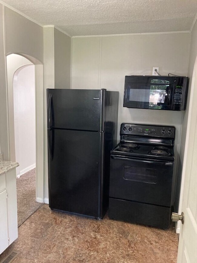 Foto del edificio - Great 2 Bedroom 1 Bath + 2 Non conforming bedrooms