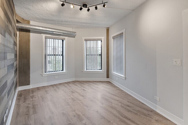 Building Photo - 7645 N Sheridan Rd