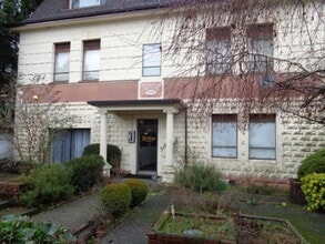 Building Photo - 210 Buller St