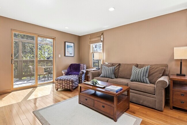 Foto del edificio - 419 E 3rd St