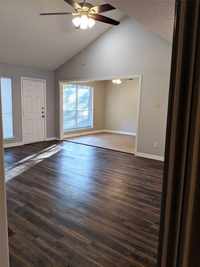 Foto del edificio - 18115 Poppy Trails St