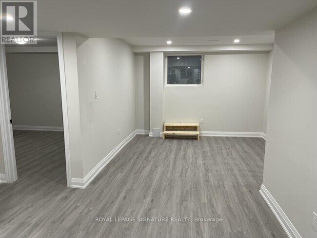 Building Photo - 806 Envoy Dr