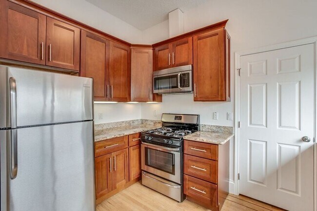 Foto del edificio - Top-Floor 1BD/1BA with In-Unit Laundry in ...