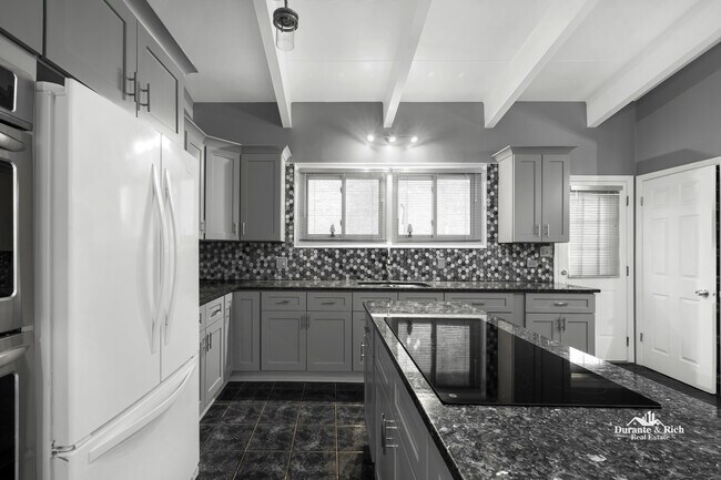 Foto del edificio - 8742 St Louis Ave