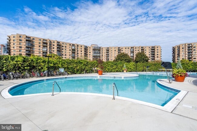 Foto del edificio - 8370 Greensboro Dr