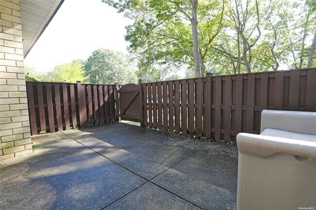 Foto del edificio - 71 Sagamore Hills Dr