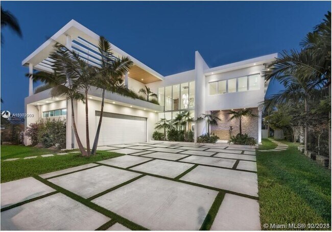 Building Photo - Luxury Listings